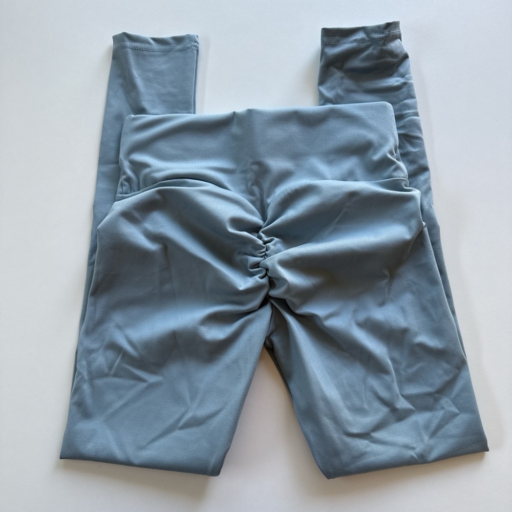 Blue scrunch butt leggings